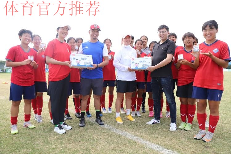 草原“玫瑰”闪耀中青赛 国脚看望建队35年呼市蒙校U15女足 草原“玫瑰”闪耀中青赛 国脚看望建队35年呼市蒙校U15女足